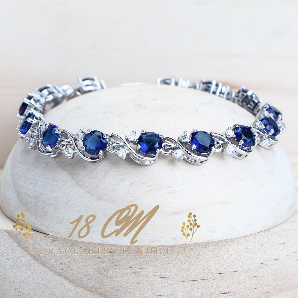  Elegant silver bracelet with sapphire blue gemstones and a length of 18cm
